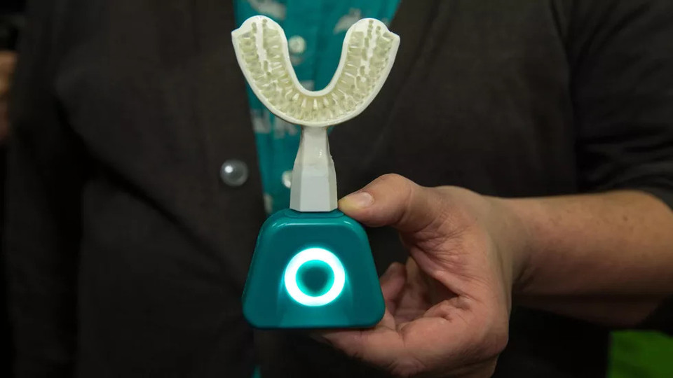Bàn chải Y-Brush với khả năng đánh sạch hàm răng trong vòng 10 giây. (Ảnh: Cnet)