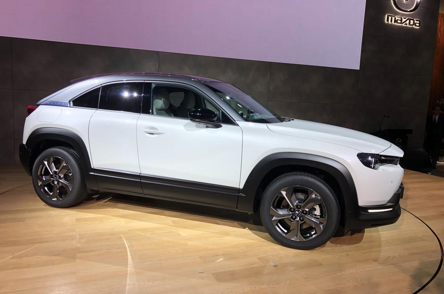 Mazda với chiếc xe chạy điện đầu tiên MX-30. (Ảnh: Autocar)