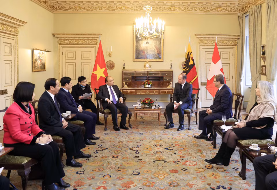 Chủ tịch nước Nguyễn Xuân Phúc gặp Chủ tịch Hội đồng bang Geneva Serge Dal Busco. (Ảnh: Thống Nhất/TTXVN)