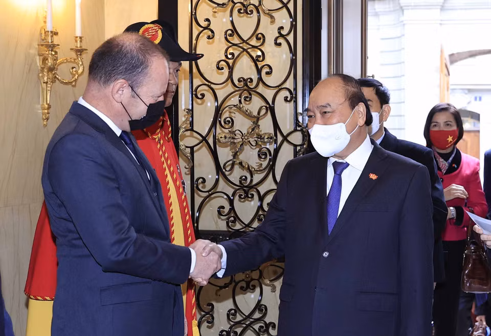 Chủ tịch nước Nguyễn Xuân Phúc gặp Chủ tịch Hội đồng bang Geneva Serge Dal Busco. (Ảnh: Thống Nhất/TTXVN)