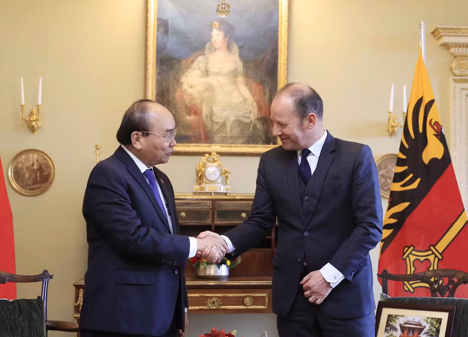 Chủ tịch nước Nguyễn Xuân Phúc bắt tay Chủ tịch Hội đồng bang Geneva Serge Dal Busco. (Ảnh: Thống Nhất/TTXVN)