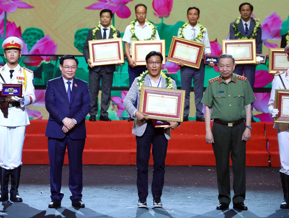 Chủ tịch Quốc hội Vương Đình Huệ và Đại tướng Tô Lâm, Bộ trưởng Bộ Công an tuyên dương các điển hình trong phong trào phòng cháy, chữa cháy và cứu nạn, cứu hộ. (Ảnh: Phạm Kiên/TTXVN)