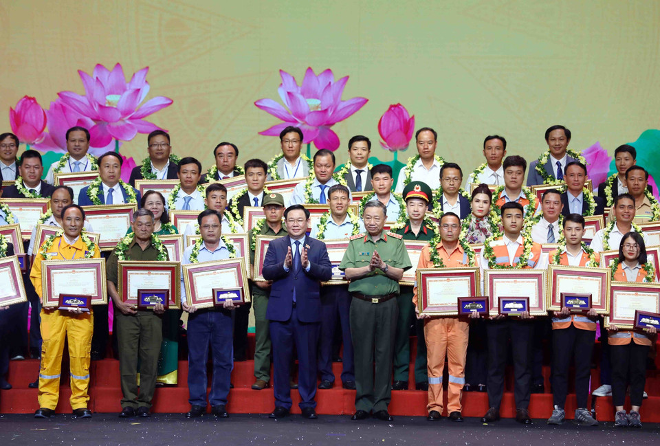 Chủ tịch Quốc hội Vương Đình Huệ và Đại tướng Tô Lâm, Bộ trưởng Bộ Công an tuyên dương các điển hình trong phong trào phòng cháy, chữa cháy và cứu nạn, cứu hộ. (Ảnh: Phạm Kiên/TTXVN)