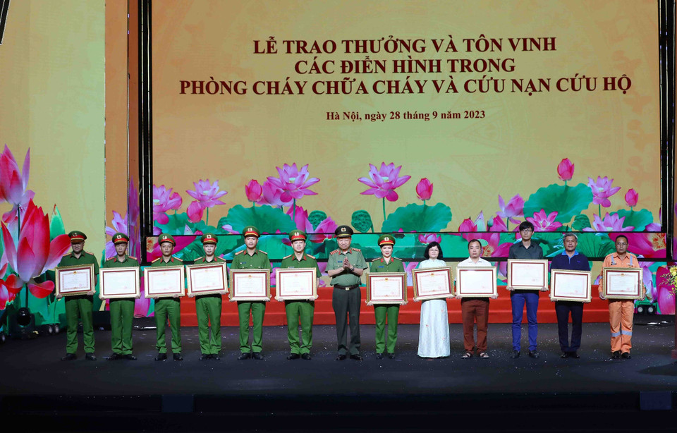 Đại tướng Tô Lâm, Bộ trưởng Bộ Công an trao Bằng khen của Thủ tướng Chính phủ cho các cá nhân và tập thể có thành tích xuất sắc trong phong trào phòng cháy, chữa cháy và cứu nạn, cứu hộ. (Ảnh: Phạm Kiên/TTXVN)