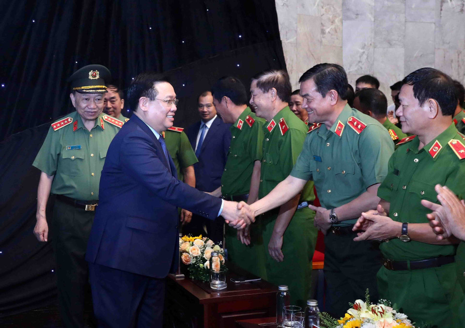 Chủ tịch Quốc hội Vương Đình Huệ với các đại biểu. (Ảnh: Phạm Kiên/TTXVN)