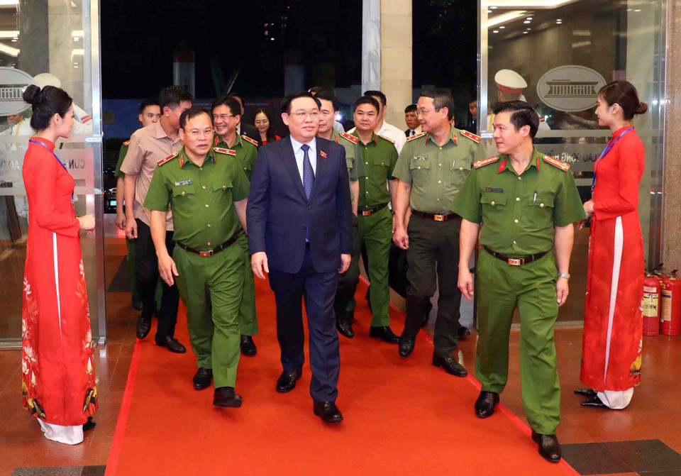 Tối 28/9/2023, tại Hà Nội, Chủ tịch Quốc hội Vương Đình Huệ dự Lễ phát động Toàn dân Phòng cháy và Cứu nạn, Cứu hộ với chủ đề Ánh dương trong màn đêm. (Ảnh: Phạm Kiên/TTXVN)