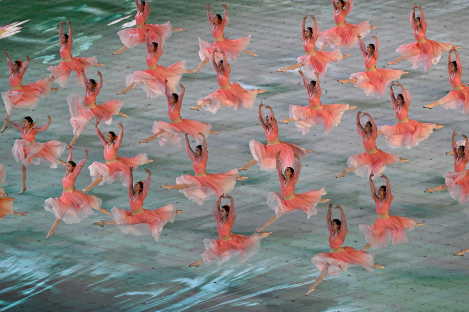 Các nghệ sỹ tham gia biểu diễn trong Lễ Khai mạc ASIAD 2023. (Ảnh: THX/TTXVN)