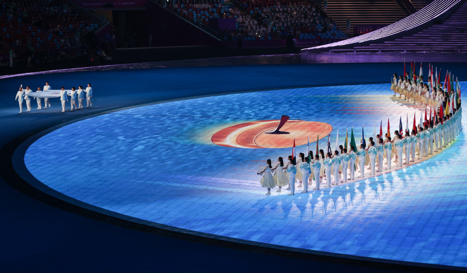 Quốc kỳ của các nước và vùng lãnh thổ tham gia tranh tài tại ASIAD 2023. (Ảnh: THX/TTXVN)