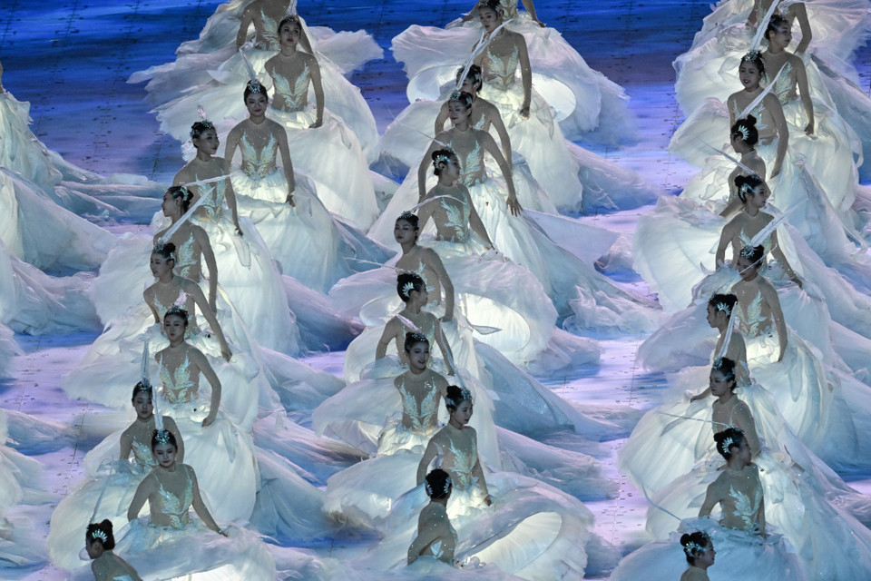 Với chủ đề 'Hướng về châu Á,' lễ khai mạc Đại hội Thể thao châu Á lần thứ 19 (ASIAD 2023) đã diễn ra hoành tráng, đặc sắc tại thành phố Hàng Châu, tỉnh Chiết Giang, Trung Quốc tối 23/9/2023. (Ảnh: AFP/TTXVN)