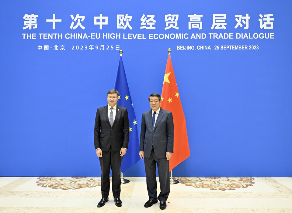 Ngày 25/9/2023, Phó Thủ tướng Trung Quốc Hà Lập Phong (phải) cho biết nước này sẵn sàng hợp tác với Liên minh châu Âu (EU) thực hiện đầy đủ những đồng thuận quan trọng mà lãnh đạo hai bên đã đạt được và đưa quan hệ đối tác chiến lược toàn diện Trung Quốc-EU lên tầm cao mới. (Ảnh: THX/TTXVN)