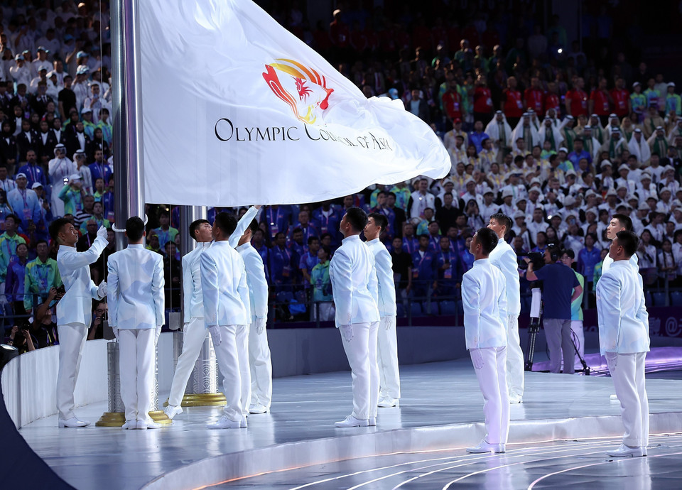 Lá cờ của Ủy ban Olympic châu Á tung bay trong Lễ Khai mạc ASIAD 2023. (Ảnh: THX/TTXVN)