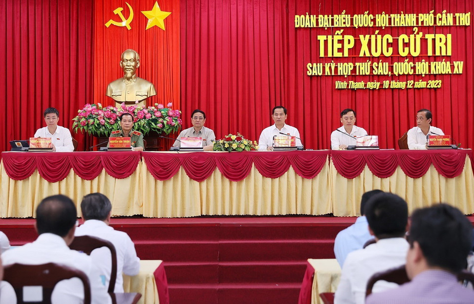 Thủ tướng Phạm Minh Chính và Đoàn Đại biểu Quốc hội thành phố Cần Thơ tiếp xúc cử tri huyện Vĩnh Thạnh. (Ảnh: Dương Giang/TTXVN)