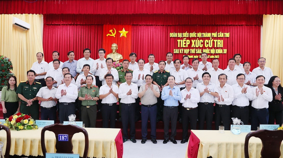 Thủ tướng Phạm Minh Chính với các cử tri huyện Vĩnh Thạnh, Cần Thơ. (Ảnh: Dương Giang/TTXVN)