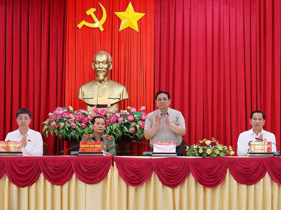 Thủ tướng Phạm Minh Chính và Đoàn Đại biểu Quốc hội thành phố Cần Thơ tiếp xúc cử tri huyện Vĩnh Thạnh. (Ảnh: Dương Giang/TTXVN)