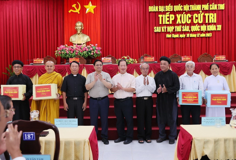 Thủ tướng Phạm Minh Chính tặng quà cho các cử tri huyện Vĩnh Thạnh, Cần Thơ. (Ảnh: Dương Giang/TTXVN)