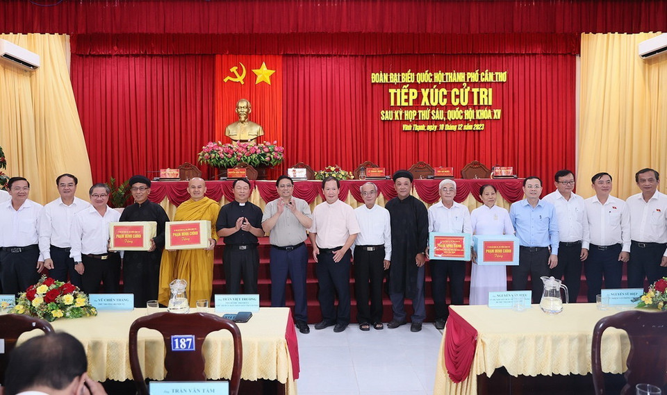 Thủ tướng Phạm Minh Chính với các cử tri huyện Vĩnh Thạnh, Cần Thơ. (Ảnh: Dương Giang/TTXVN)