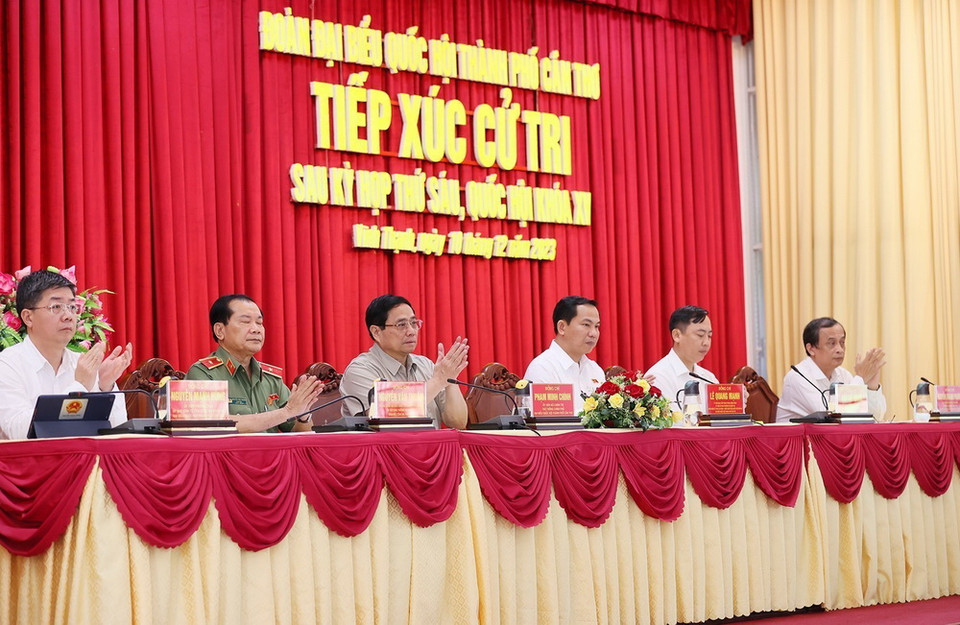 Sáng 10/12/2023, Thủ tướng Phạm Minh Chính và Đoàn Đại biểu Quốc hội thành phố Cần Thơ tiếp xúc cử tri huyện Vĩnh Thạnh sau Kỳ họp thứ sáu, Quốc hội khoá XV. (Ảnh: Dương Giang/TTXVN)