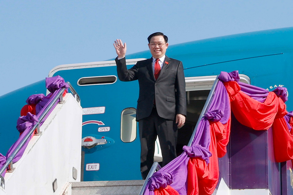 Lễ tiễn Chủ tịch Quốc hội Vương Đình Huệ tại Sân bay quốc tế Udon Thani. (Ảnh: Doãn Tấn/TTXVN)