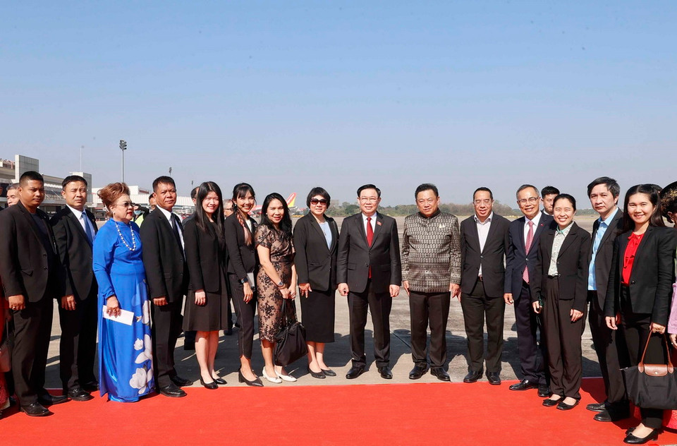 Lễ tiễn Chủ tịch Quốc hội Vương Đình Huệ tại Sân bay quốc tế Udon Thani. (Ảnh: Doãn Tấn/TTXVN)