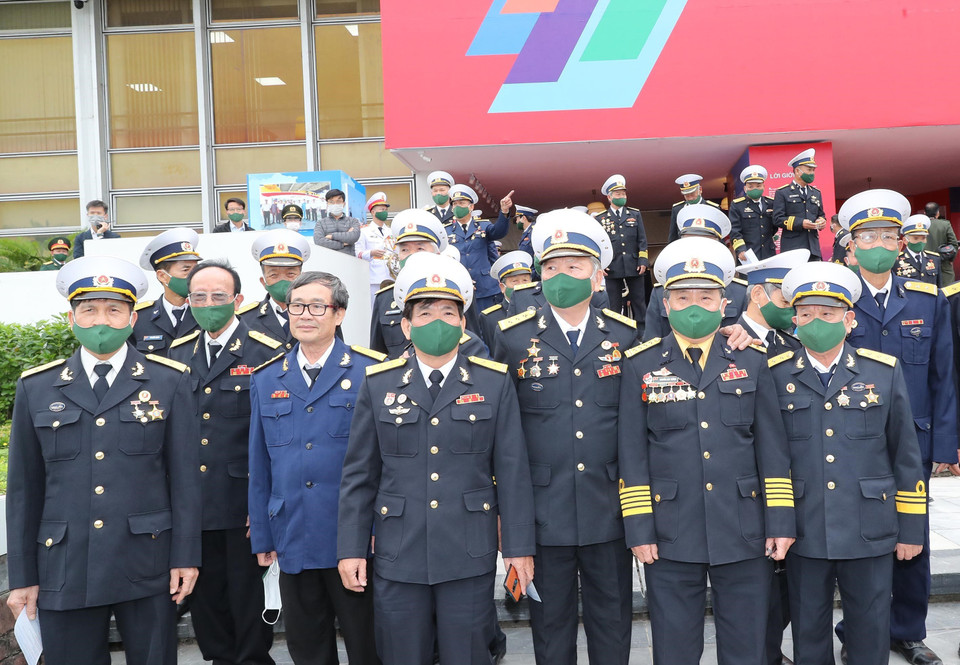 Các cựu chiến binh Hải quân vui mừng gặp nhau tại buổi lễ. (Ảnh: Trọng Đức/TTXVN)