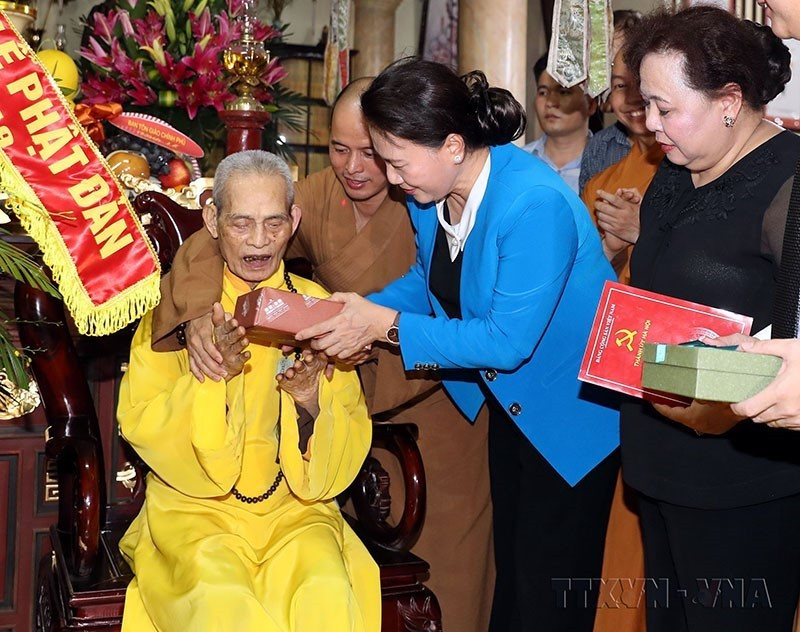 Nhân dịp Đại lễ Phật đản 2019 - Phật lịch 2563, chiều 15/5/2019, Chủ tịch Quốc hội Nguyễn Thị Kim Ngân đến thăm, chúc mừng Đại lão Hòa thượng Thích Phổ Tuệ, Pháp chủ Hội đồng Chứng minh Giáo hội Phật giáo Việt Nam, tại chùa Viên Minhi. (Ảnh: Trọng Đức/TTXVN)