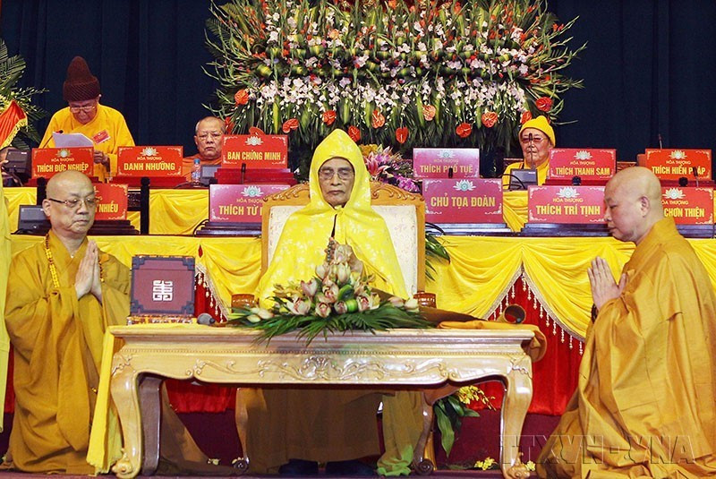 Chiều 24/11/2012, tại Hà Nội, Đại hội đại biểu Phật giáo toàn quốc lần thứ 7 suy tôn Hòa thượng Thích Phổ Tuệ là Pháp chủ Giáo hội Phật giáo Việt Nam nhiệm kỳ 2012-2017. (Ảnh: Nguyễn Dân/TTXVN)