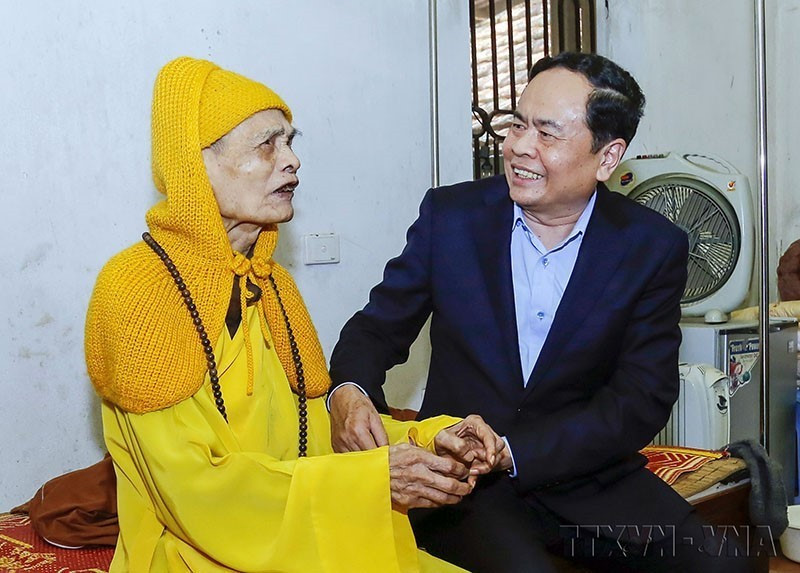 Chiều 12/1/2019, ông Trần Thanh Mẫn, Bí thư Trung ương Đảng, Chủ tịch Ủy ban Trung ương Mặt trận Tổ quốc Việt Nam đến thăm, chúc Tết Hòa thượng Thích Phổ Tuệ, Pháp chủ Giáo hội Phật giáo Việt Nam, tại chùa Viên Minh. (Ảnh: Nguyễn Dân/TTXVN)