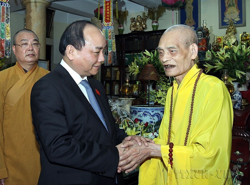 Ngày 28/5/2015, nhân dịp Đại lễ Phật đản 2015 - Phật lịch 2559, Phó Thủ tướng Nguyễn Xuân Phúc đến chúc mừng Hòa thượng Thích Phổ Tuệ, Pháp chủ Giáo hội Phật giáo Việt Nam, tại chùa Viên Minh, xã Quang Lãng, huyện Phú Xuyên, Hà Nội. (Ảnh: Nguyễn Dân/TTXVN)