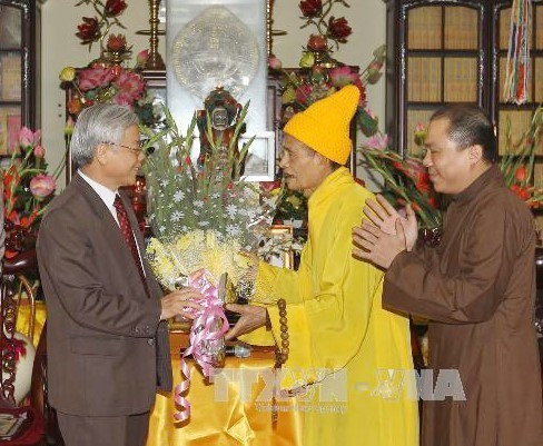 Chiều 20/1/2012, nhân dịp Tết Nguyên đán Nhâm Thìn 2012, Tổng Bí thư Nguyễn Phú Trọng đến thăm, chúc Tết Đại lão Hòa thượng, Pháp chủ Hội đồng Chứng minh Trung ương Giáo hội Phật giáo Việt Nam Thích Phổ Tuệ, trụ trì chùa Viên Minh, xã Quang Lãng, huyện Phú Xuyên, Hà Nội. (Ảnh: Trí Dũng/TTXVN)