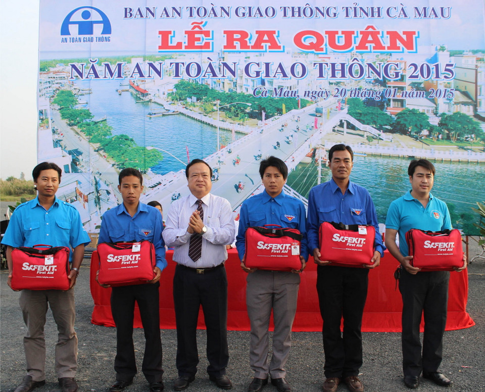 Trao tặng túi dụng cụ y tế cho các đội sơ cứu tình nguyện ở lễ ra quân tại tỉnh Cà Mau. (Ảnh: Huỳnh Thế Anh/TTXVN)