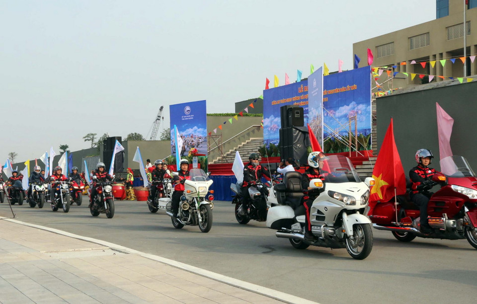 Lễ ra quân bảo đảm an toàn giao thông tại thành phố mới Bình Dương. (Ảnh: Quách Lắm/TTXVN)