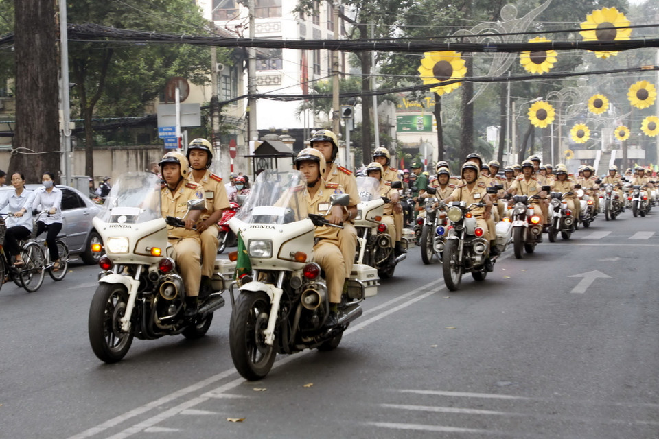 Lực lượng Cảnh sát giao thông Thành phố Hồ Chí Minh diễu hành trên các tuyến phố. (Ảnh: Hoàng Hải/TTXVN)