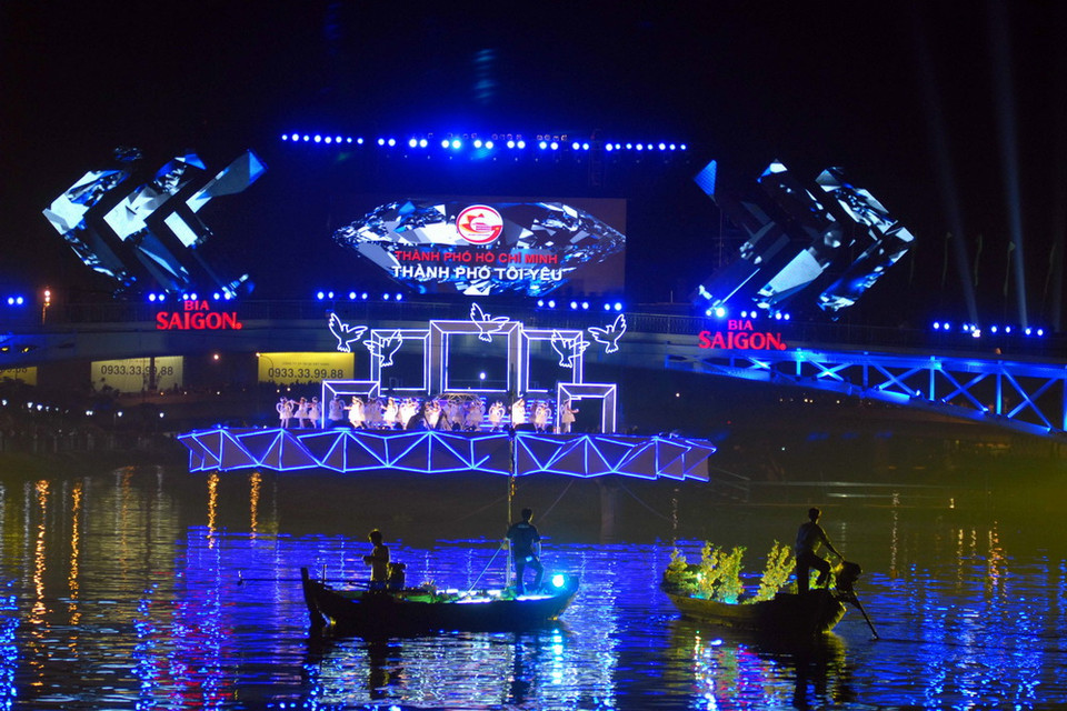 Đại nhạc hội "Thành phố Hồ Chí Minh - Thành phố tôi yêu" chào mừng năm mới tại sân khấu kênh Tàu Hũ. (Ảnh: Mạnh Linh/TTXVN)