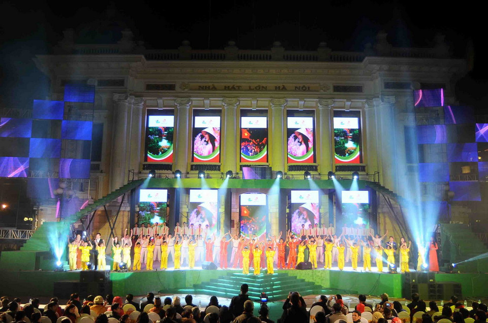 Lễ hội đếm ngược đón chào năm mới 2014 tại quảng trường Cách mạng tháng Tám, Hà Nội. (Ảnh: Minh Đức/TTXVN)