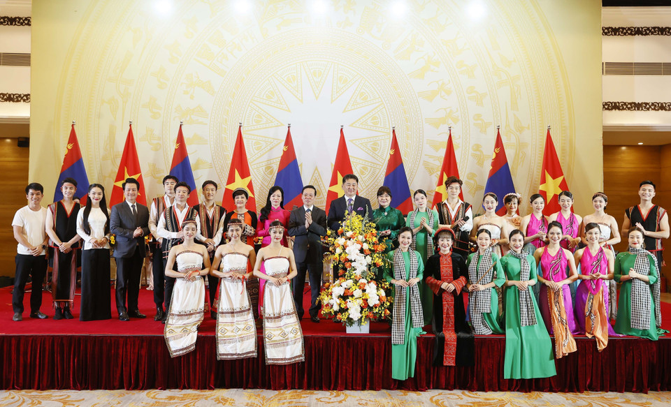 Chủ tịch nước Võ Văn Thưởng và Phu nhân cùng Tổng thống Mông Cổ Ukhnaagiin Khurelsukh và Phu nhân tặng hoa cho các nghệ sỹ. (Ảnh: Thống Nhất/TTXVN)