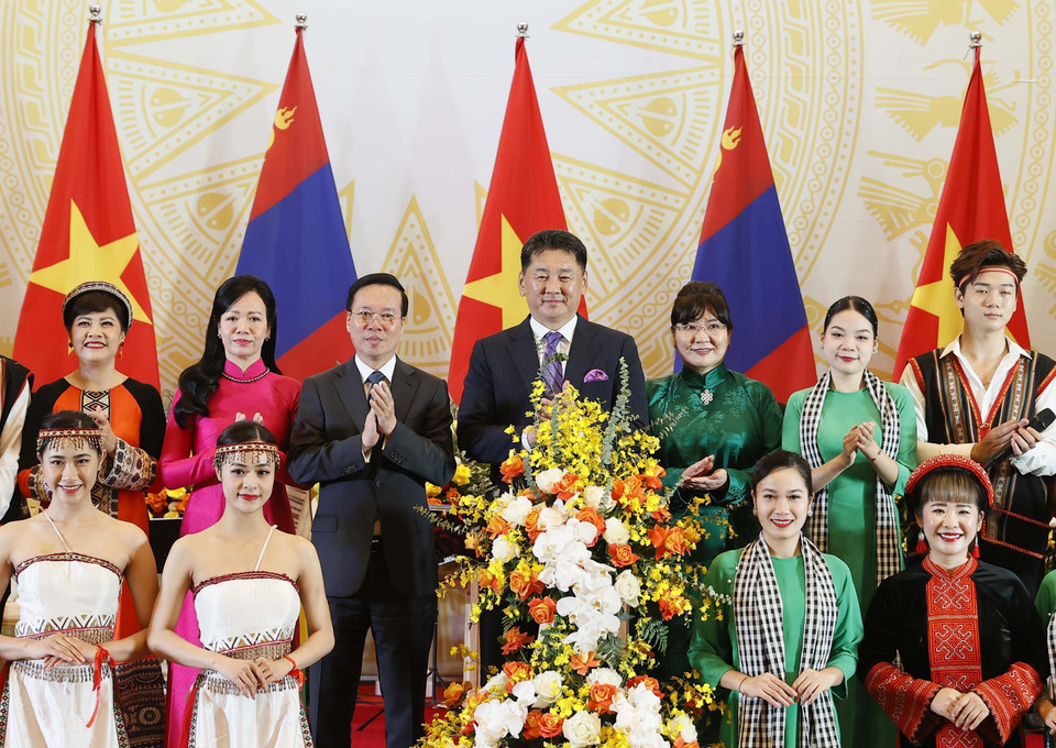 Chủ tịch nước Võ Văn Thưởng và Phu nhân cùng Tổng thống Mông Cổ Ukhnaagiin Khurelsukh và Phu nhân tặng hoa cho các nghệ sỹ. (Ảnh: Thống Nhất/TTXVN)