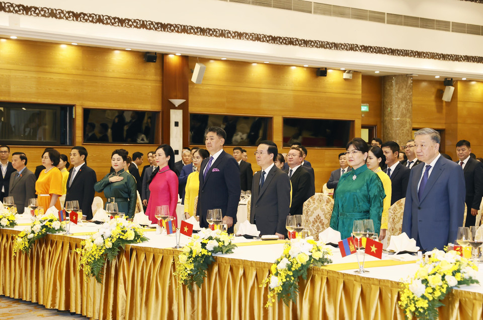 Chủ tịch nước Võ Văn Thưởng và Phu nhân cùng Tổng thống Mông Cổ Ukhnaagiin Khurelsukh và Phu nhân với các đại biểu thực hiện nghi thức chào cờ. (Ảnh: Thống Nhất/TTXVN)