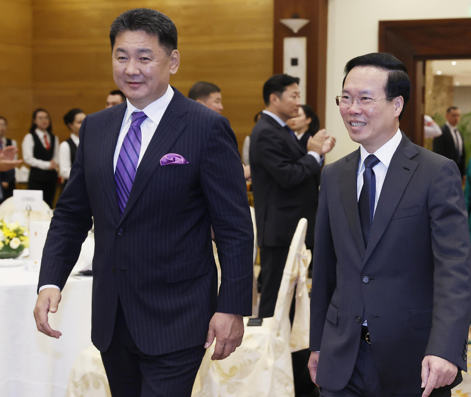 Chủ tịch nước Võ Văn Thưởng và Tổng thống Mông Cổ Ukhnaagiin Khurelsukh. (Ảnh: Thống Nhất/TTXVN)