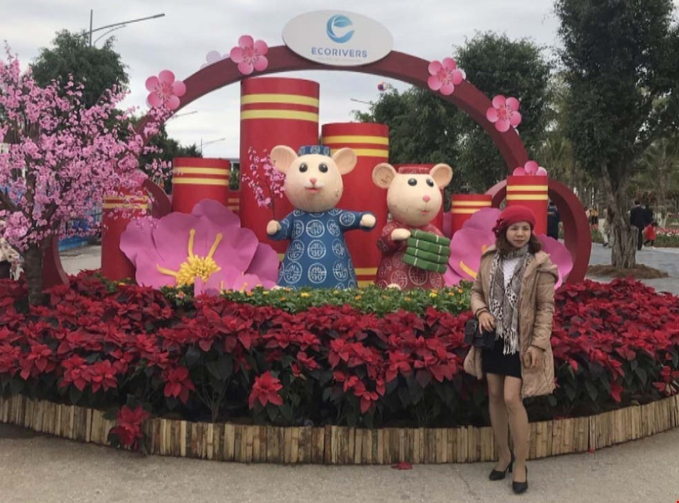 Người dân chụp ảnh bên biểu tượng chú chuột tại lễ hội hoa Xuân. (Ảnh: Tiến Vĩnh/TTXVN)