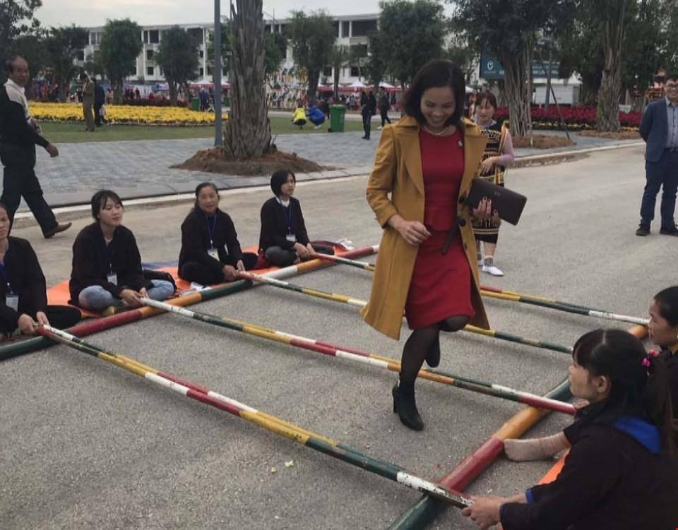 Du khách tham gia trò chơi nhảy sạp tại lễ hội hoa Xuân. (Ảnh: Tiến Vĩnh/TTXVN)