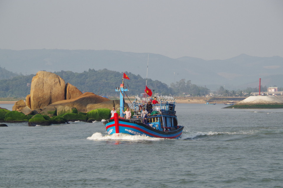 Tàu của ngư dân vượt cửa biển ra khơi.(Ảnh: Đinh Hương/TTXVN)