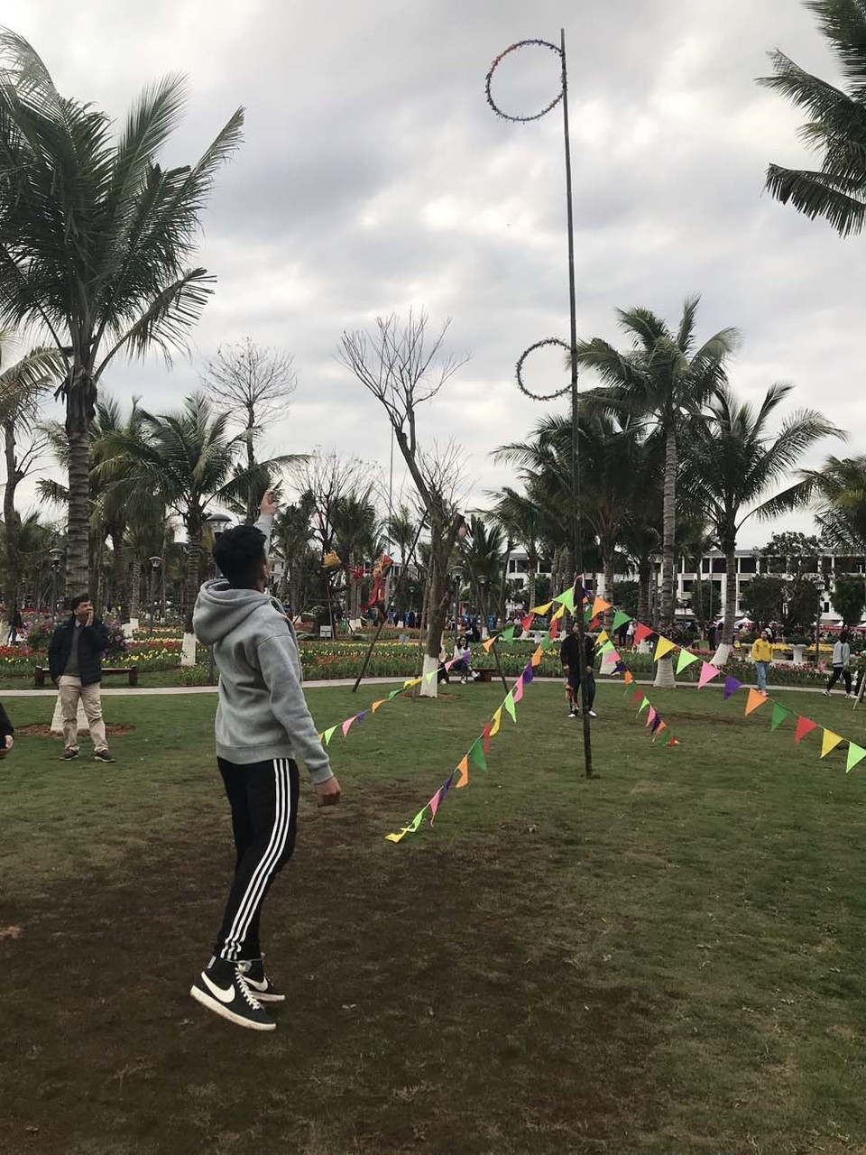 Các bạn trẻ đang chơi trò ném còn tại lễ hội hoa Xuân.(Ảnh: Tiến Vĩnh/TTXVN)