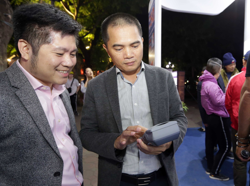 Giới thiệu với khách hàng các phương pháp thanh toán online khi mua hàng. (Ảnh: Trần Việt/TTXVN)