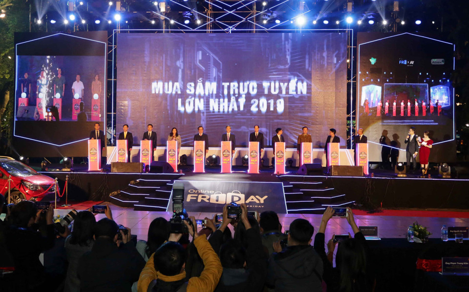 Đại diện các Bộ, ngành với nghi thức kích hoạt ngày mua sắm trực tuyến. (Ảnh: Trần Việt/TTXVN)