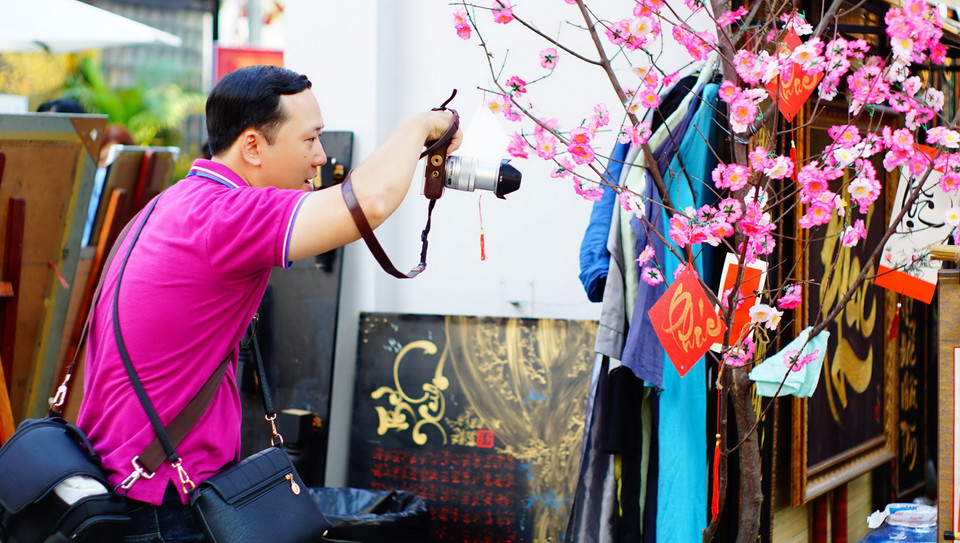 Các tay máy không chuyên cũng không bỏ lỡ dịp này để chụp lại những bức ảnh đẹp nhất. (Ảnh: Lưu Đạt/Vietnam+)