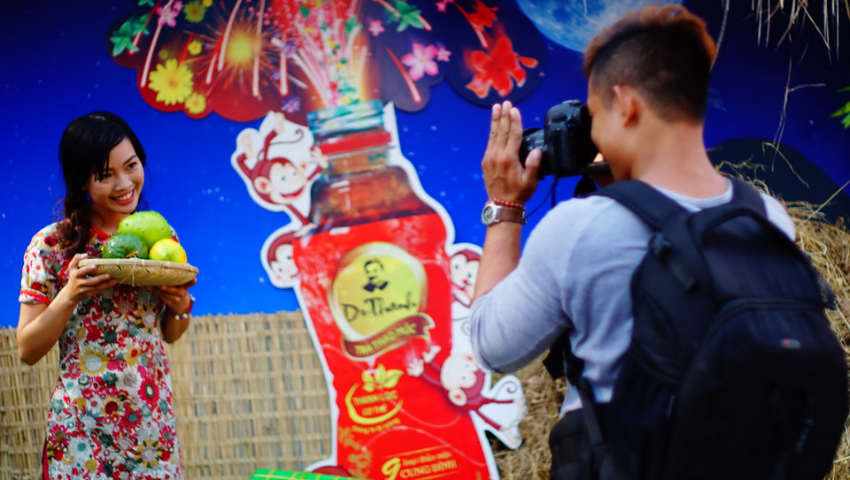 Nhiều bạn trẻ cũng tới đây để chụp ảnh. (Ảnh: Lưu Đạt/Vietnam+)