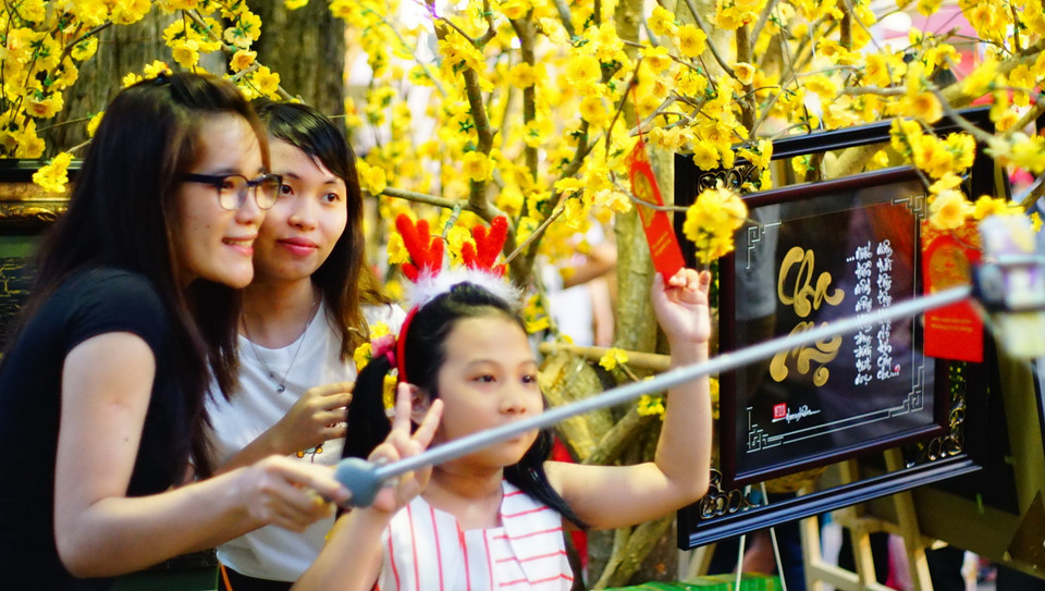 Chụp ảnh cùng gia đình. (Ảnh: Lưu Đạt/Vietnam+)