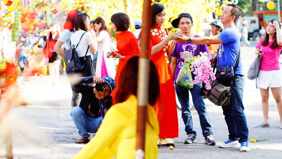 Phố Ông đồ được trang hoàng với đủ màu sắc tươi mới. (Ảnh: Lưu Đạt/Vietnam)