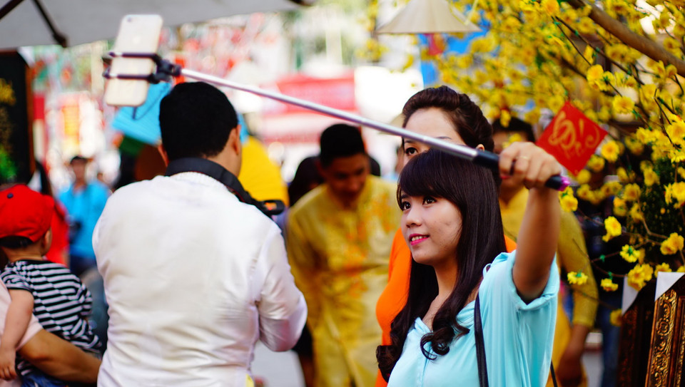 Đây là dịp lý tưởng để chụp những bức ảnh đẹp cùng bạn bè. (Ảnh: Lưu Đạt/Vietnam+)