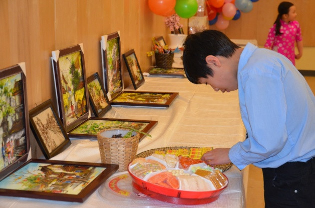 Vui vẻ thưởng thức các loại bánh kẹo truyền thống của Việt Nam. (Ảnh: Lê Hoàng/Vietnam+)